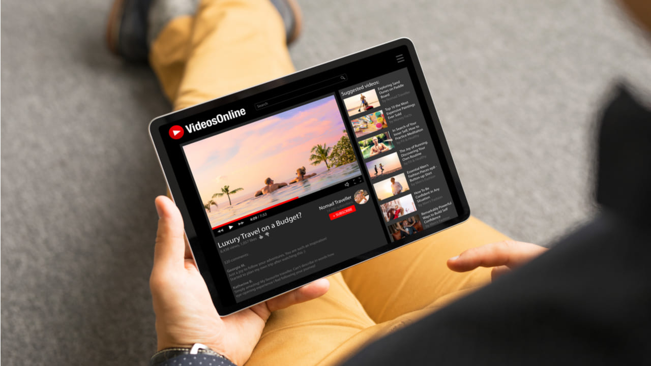 usuario viendo videos en youtube en su tablet