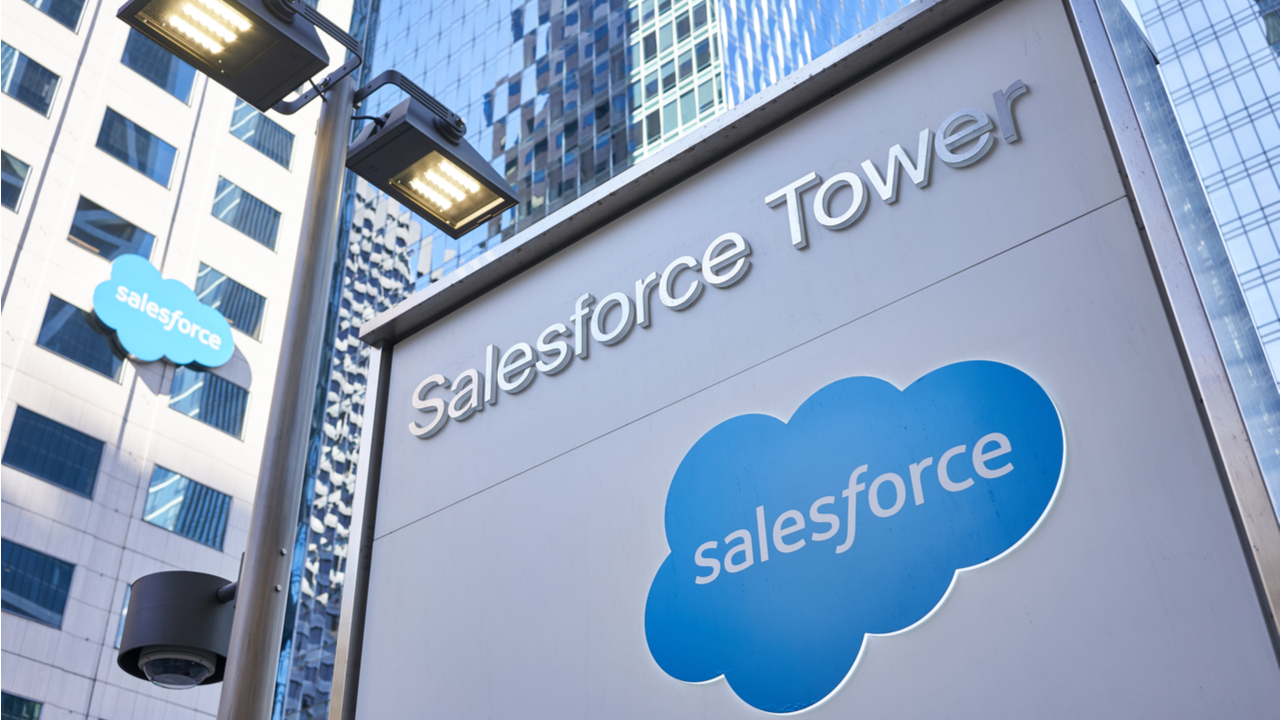 torre con letrero y logo de salesforce