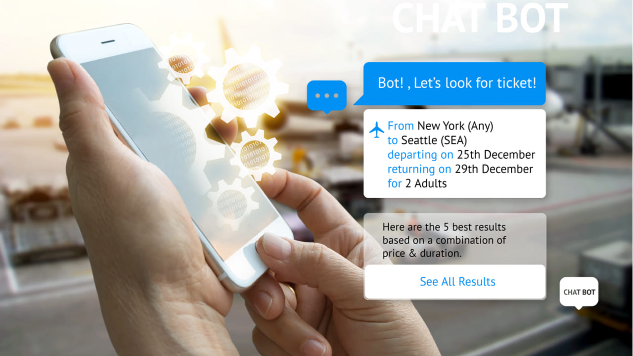 usuario conversando con un chatbot en su celular